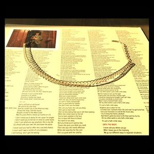 Chic gold costume jewelry choker.